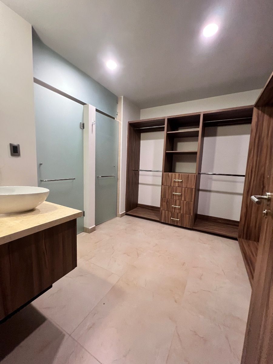 25 de 33: Vestidor recámara #4 ubicada en 3er piso 