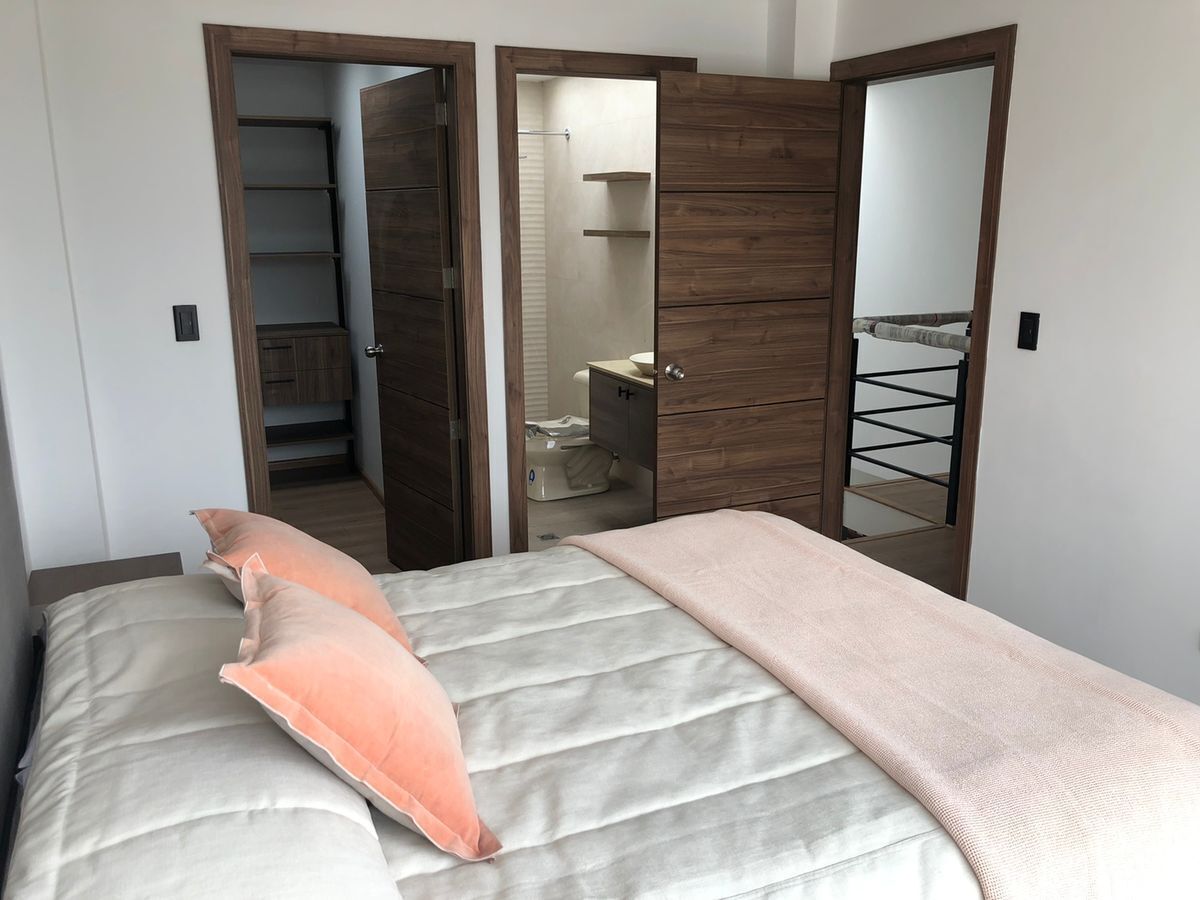 10 de 12: Habitación master con baño completo