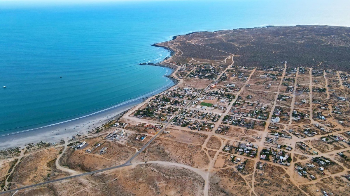 16 de 16: Foto aérea del poblado y la costa