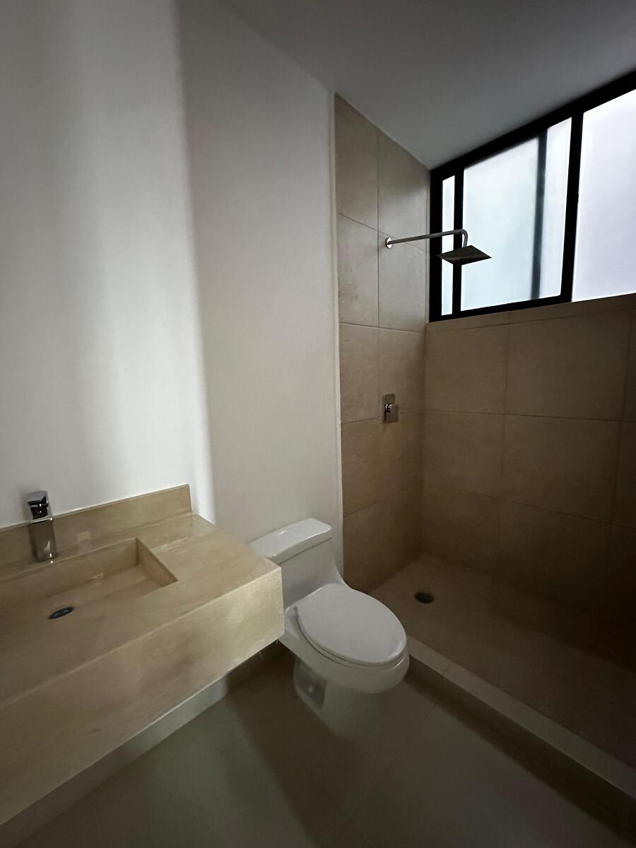 6 de 12: Baño Primera Recámara