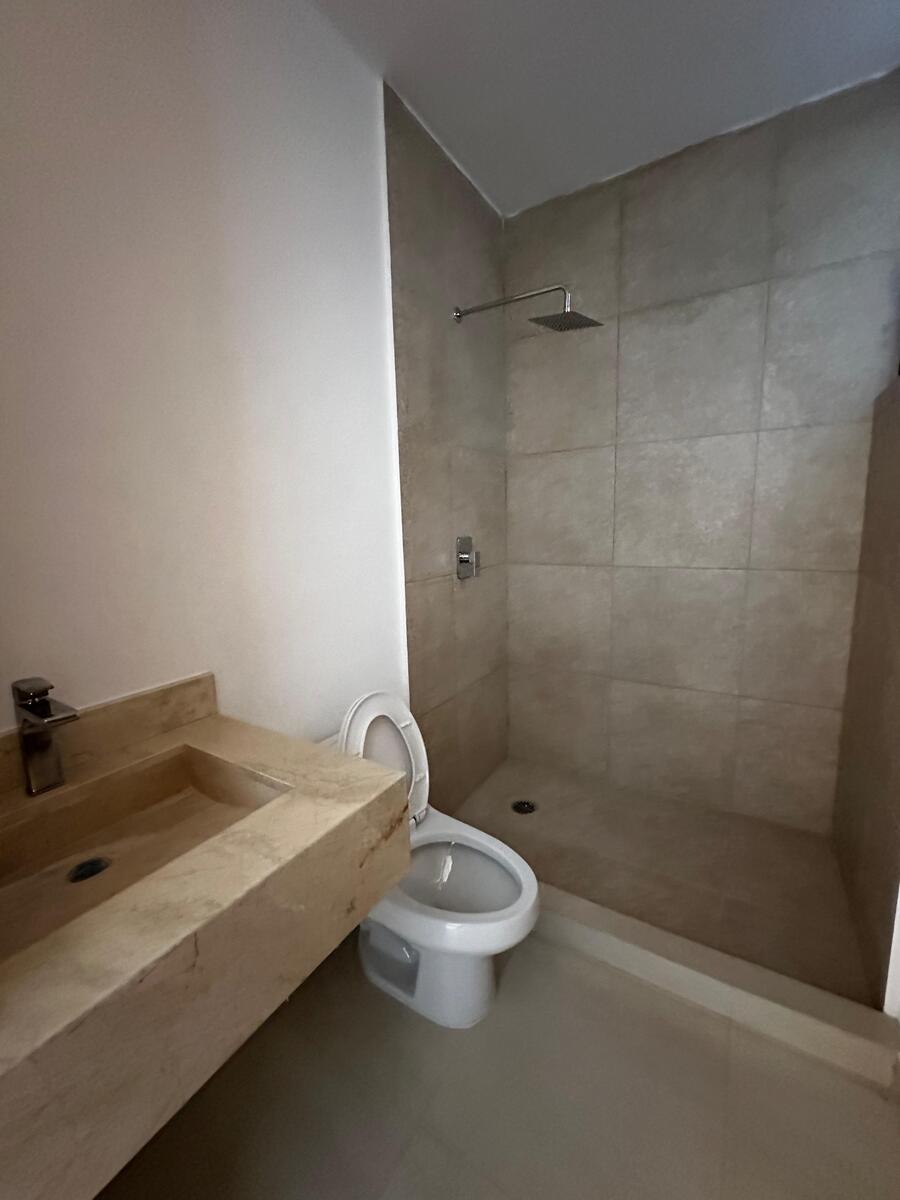 8 de 12: Baño Segunda Recámara