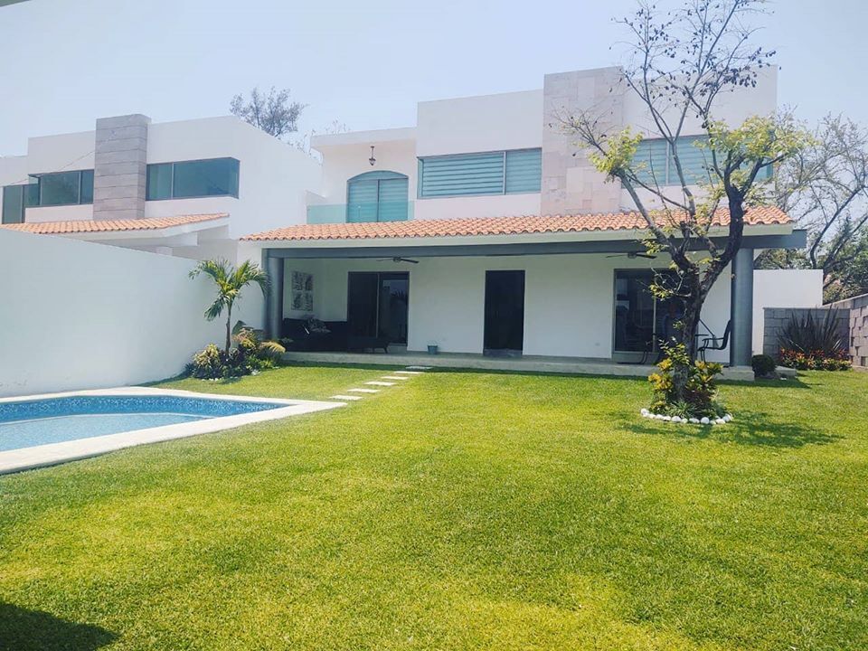 HERMOSA CASA CON JARDÍN, ALBERCA, JACUZZI Y TERRAZA BAR PRIVADOS, SEGURIDAD