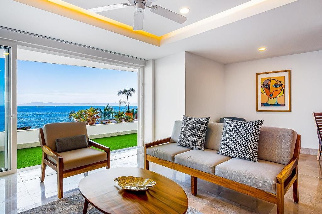 7 de 25: Sala con vista a la alberca