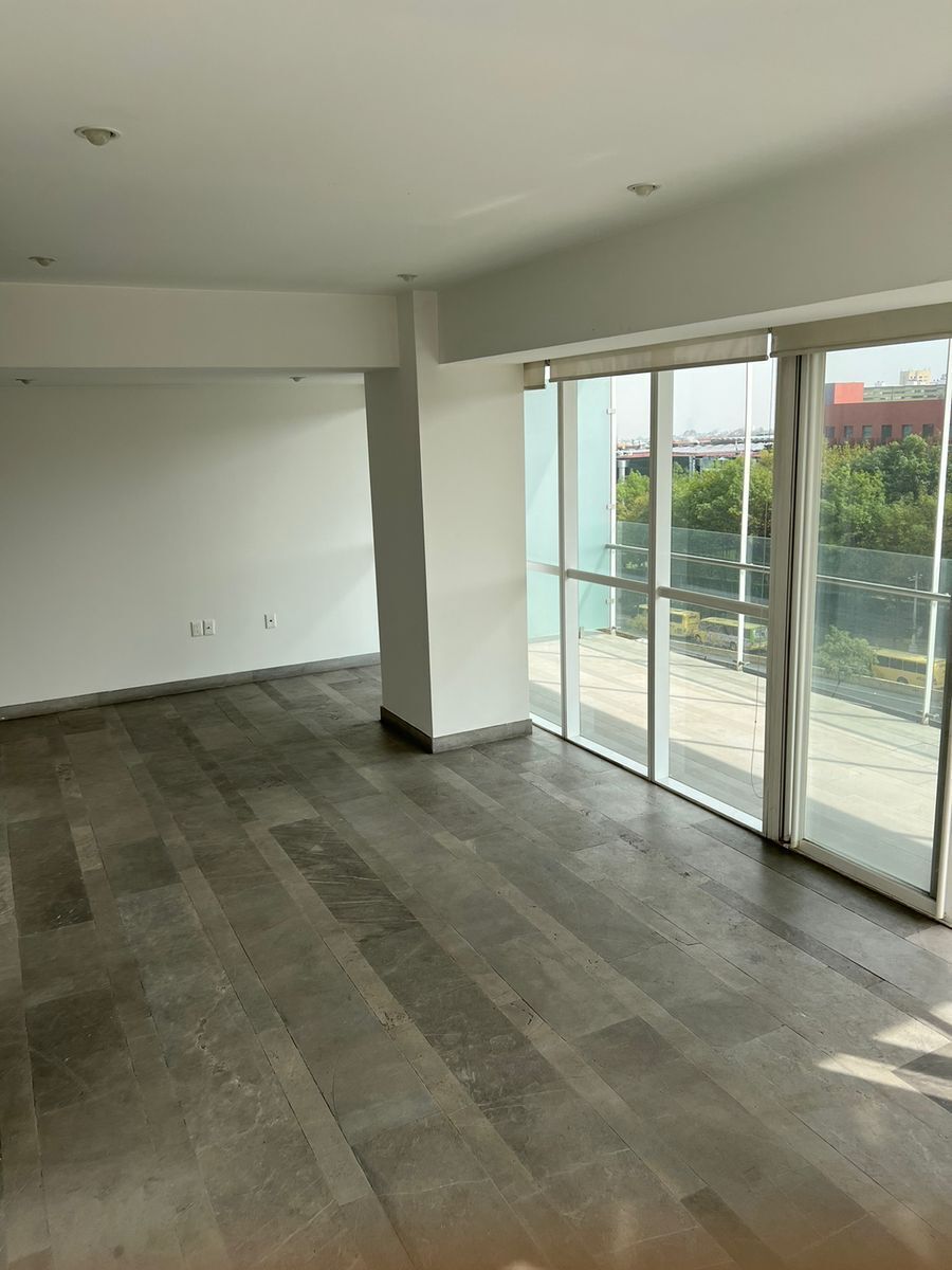 3 de 21: SALA CON VISTA AL BALCÓN 
