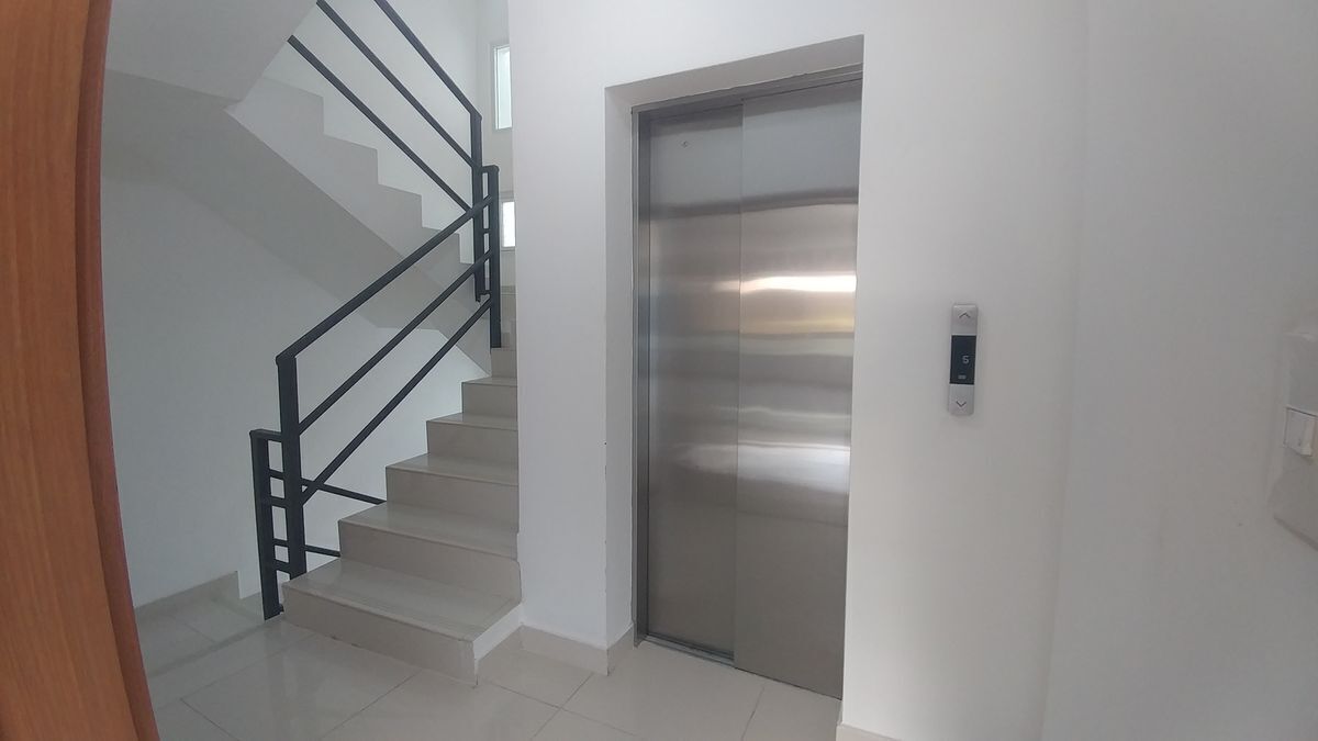 4 of 19: Ascensor