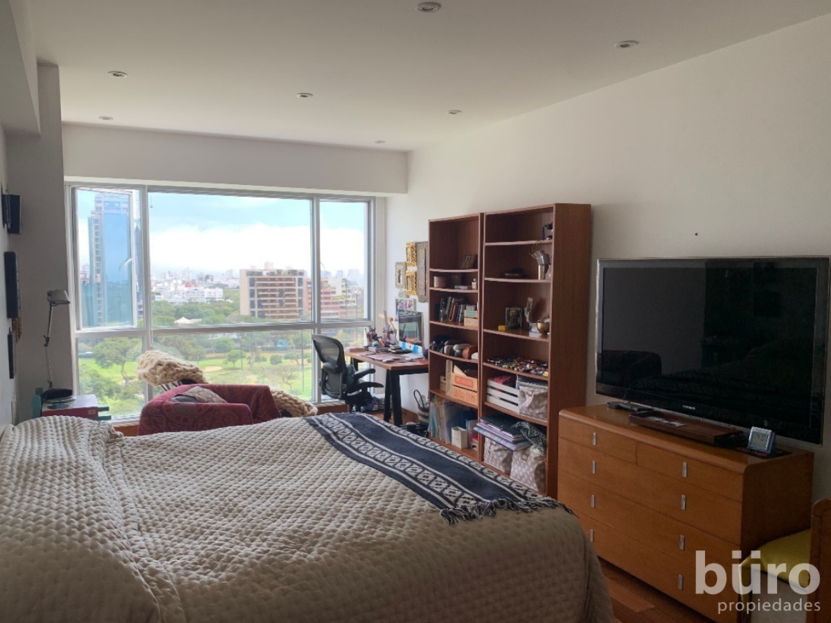 17 de 38: Dormitorio principal con vista al Golf