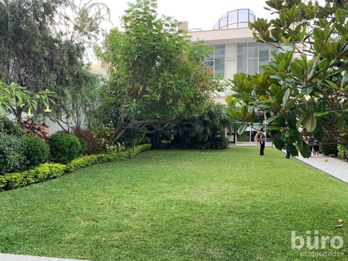 24 de 38: Área común:  jardines