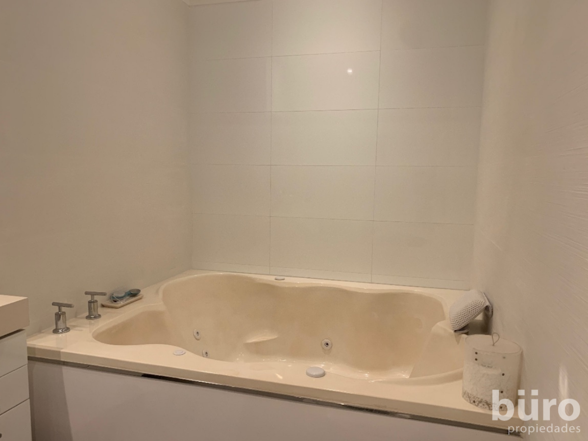 30 de 38: Jacuzzi baño principal