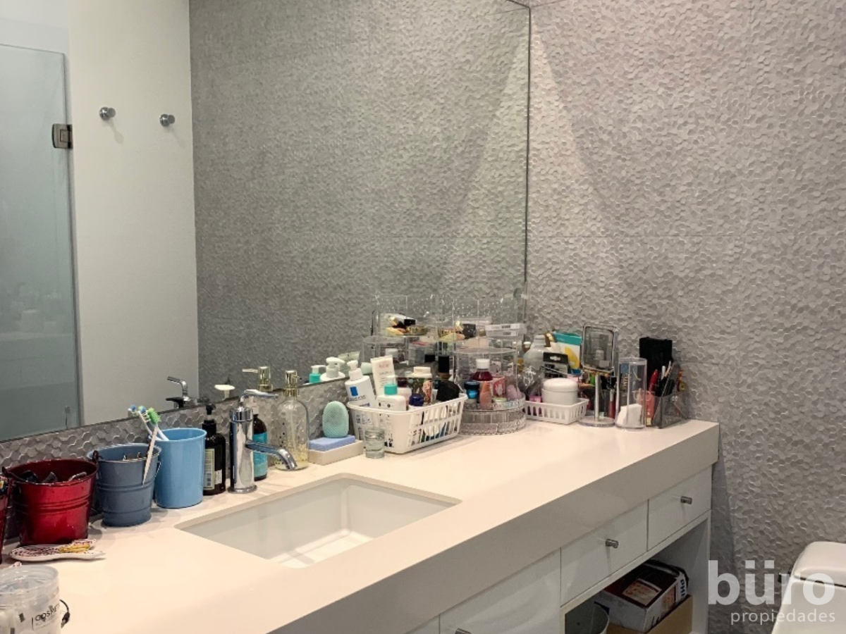 33 de 38: Baño secundario 1