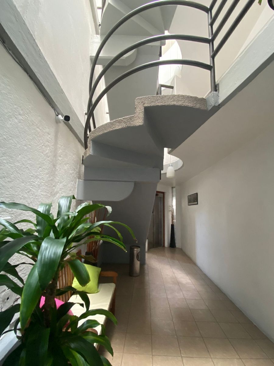 8 de 29: Pasillo de entrada peatonal