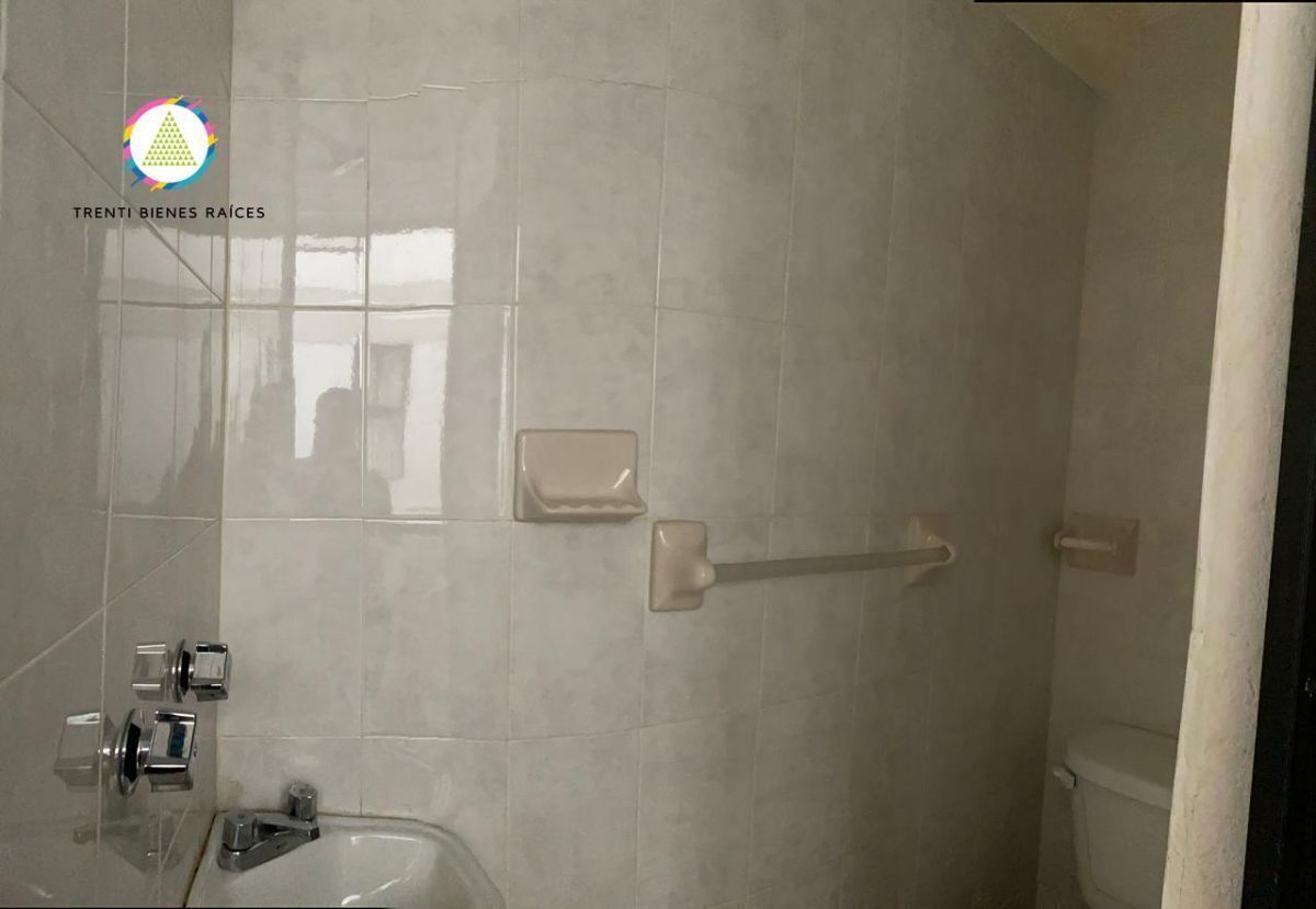 23 de 29: Baño completo de servicio