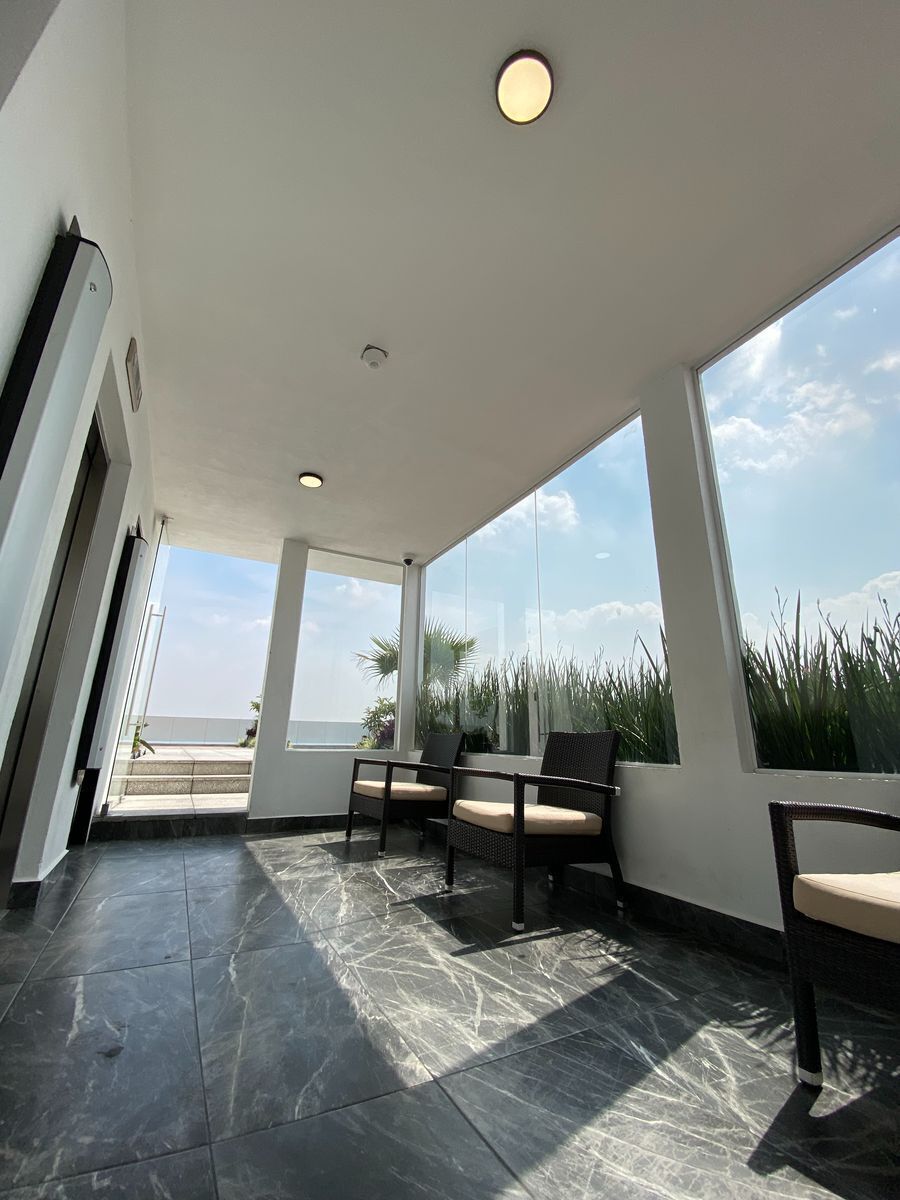 4 de 6: Lobby (salida de elevadores y baños).
