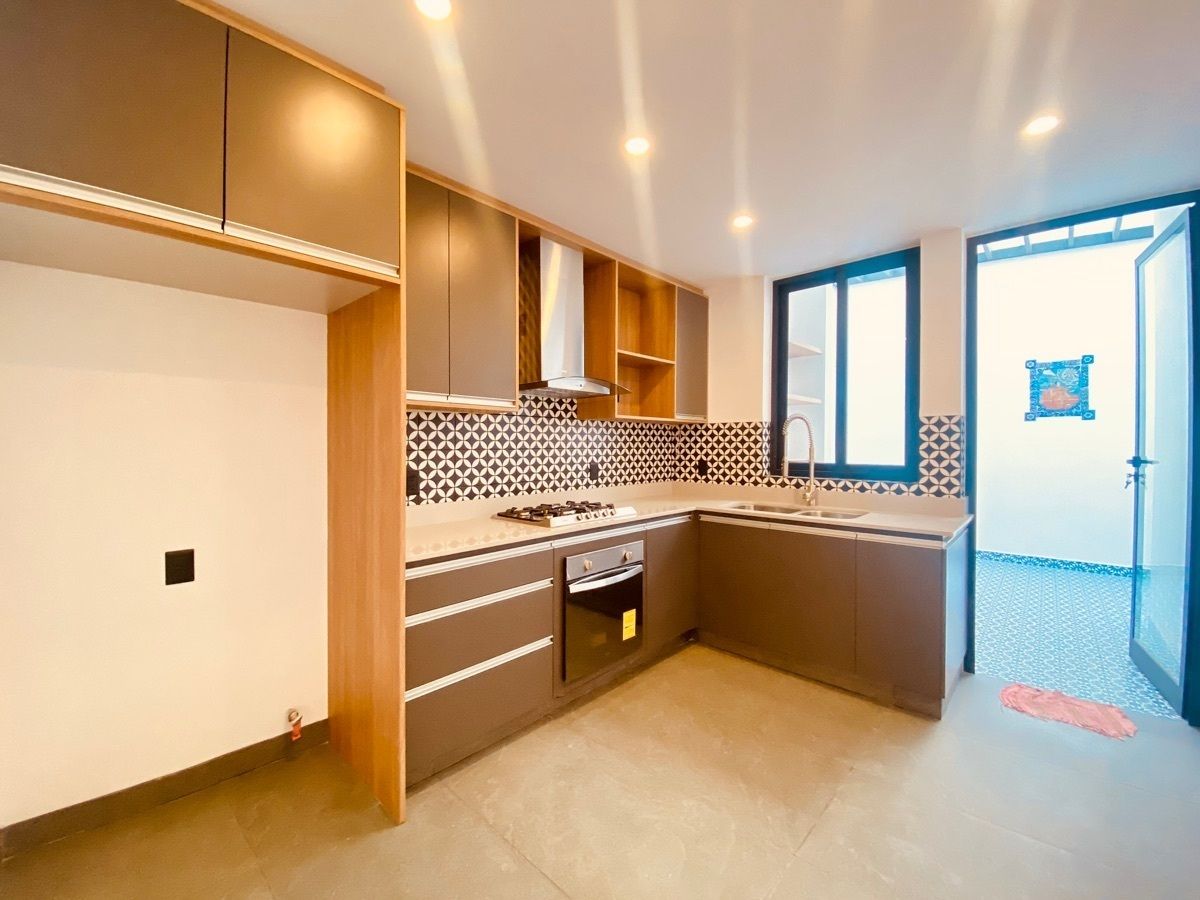 CASA EN RENTA CON 3 TERRAZAS 220m2, 4 REC+4BAÑOS RECIÉN RESTAURADA