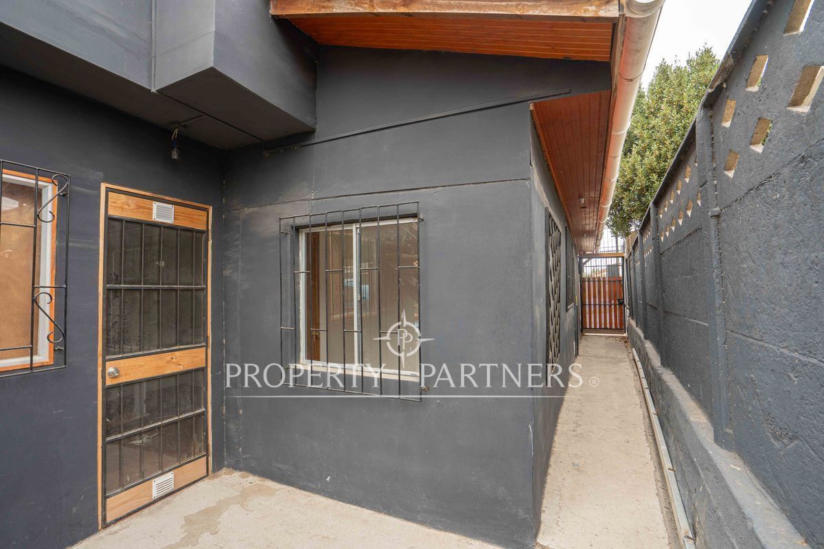 3 de 15: Entrada independiente a departamentos primer    piso
