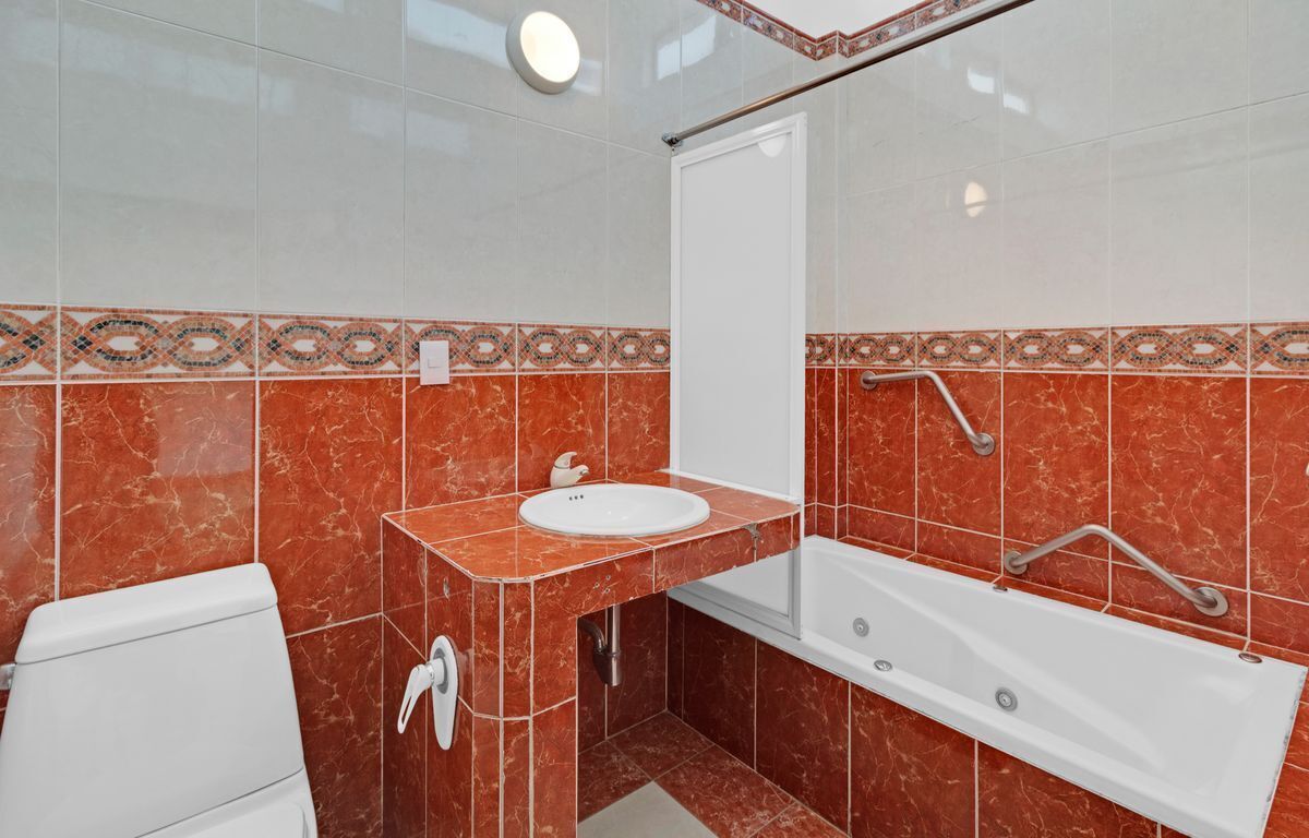 8 de 16: BAÑO RECÁMARA PRINCIPAL