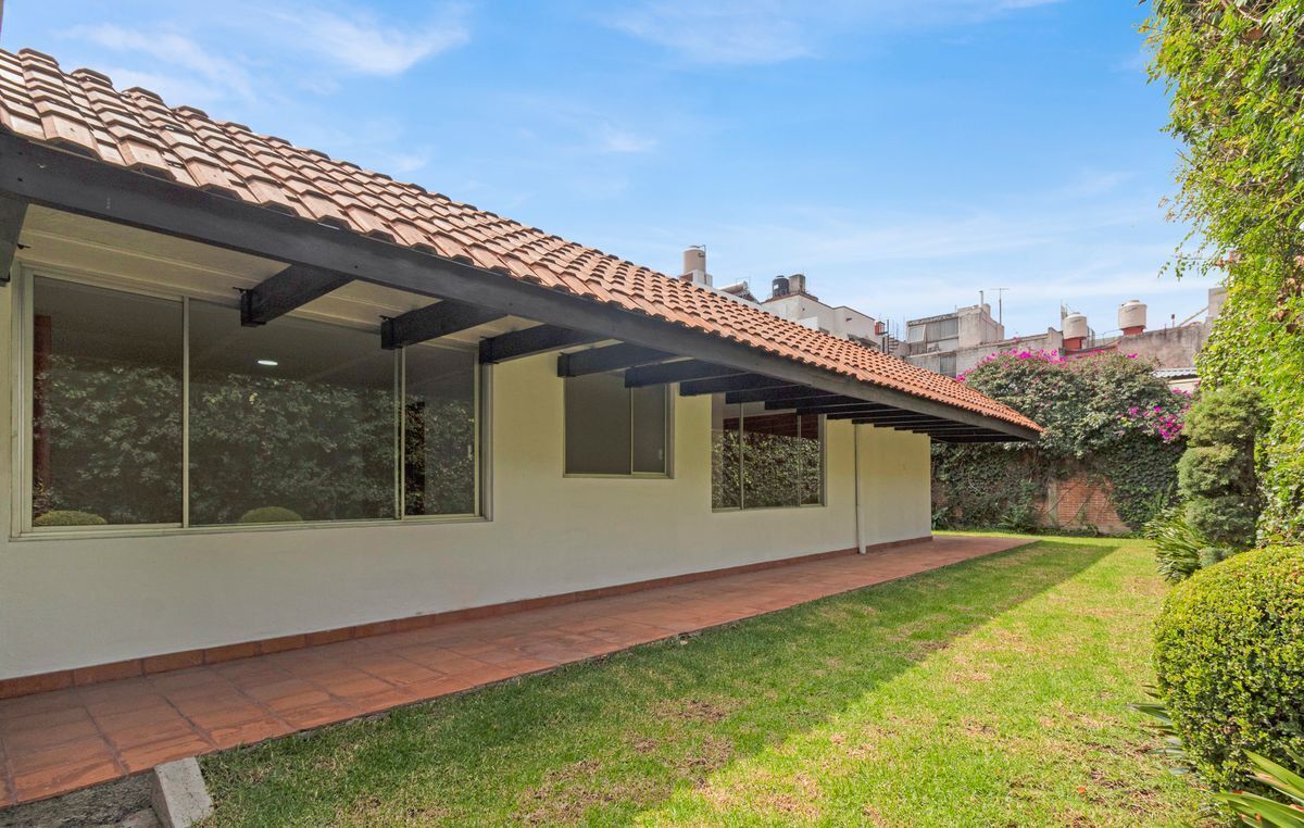 2 of 13: JARDINES EXTERIOR