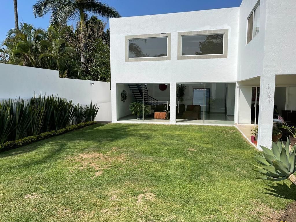 Jardin con vista a casa