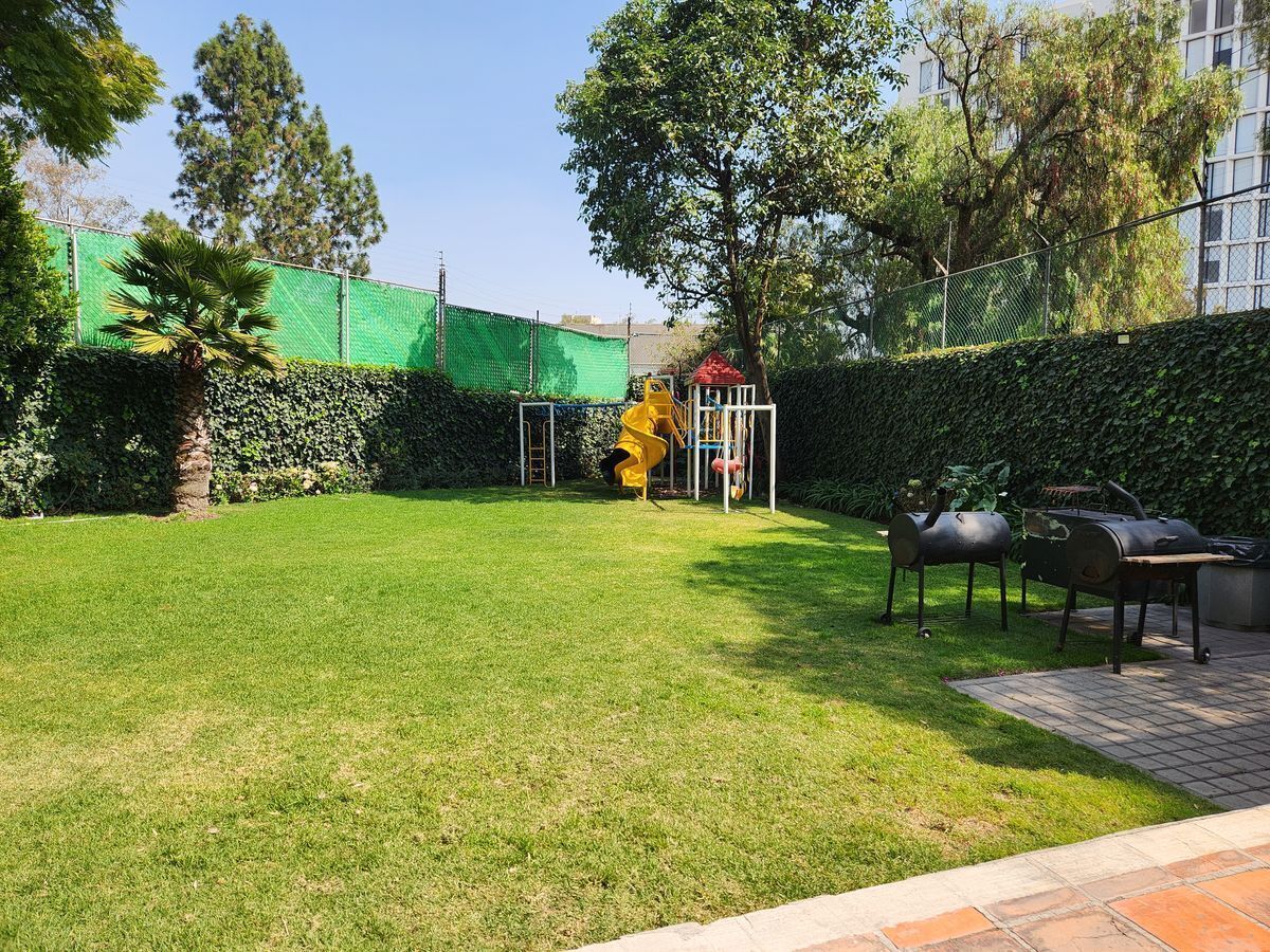 27 de 30: Jardín con asadores