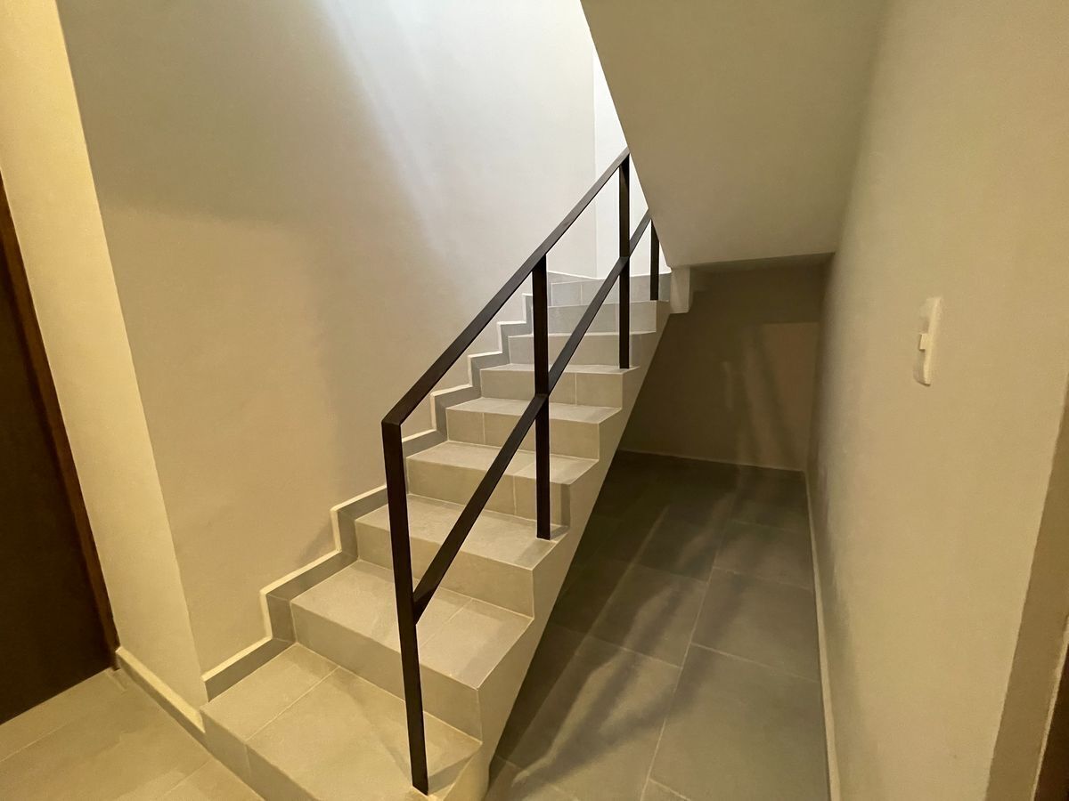 26 de 36: escaleras con espacio de almacenamiento