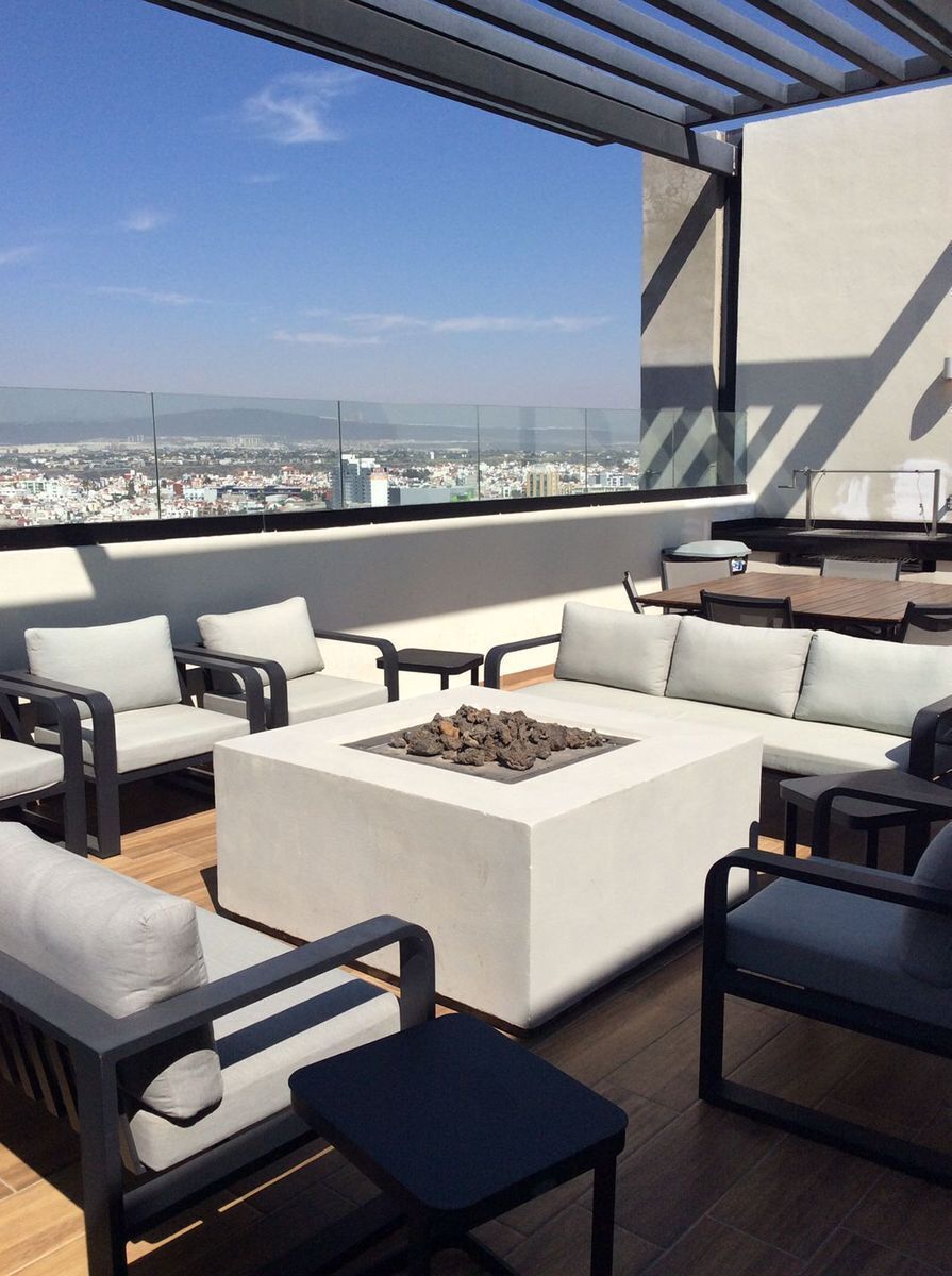 20 de 24: sala en roof garden con chimenea