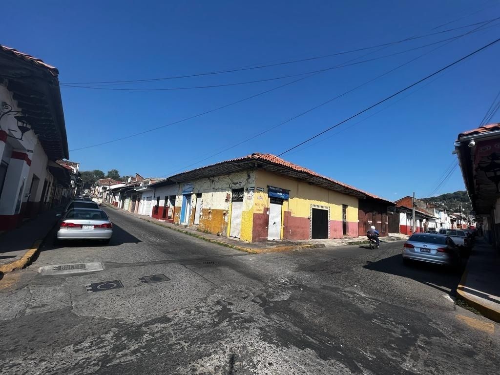 Casa en venta con locales comerciales en Uruapan Michoacan