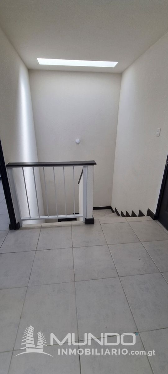 10 de 15: Cubo de gradas y pasamano de madera con barandal