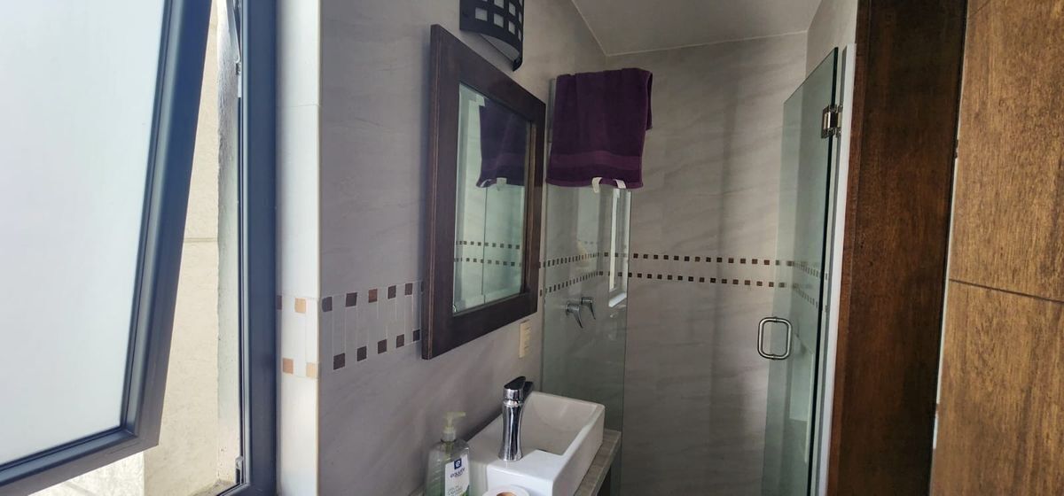 10 of 30: Baño de Recámara principal.