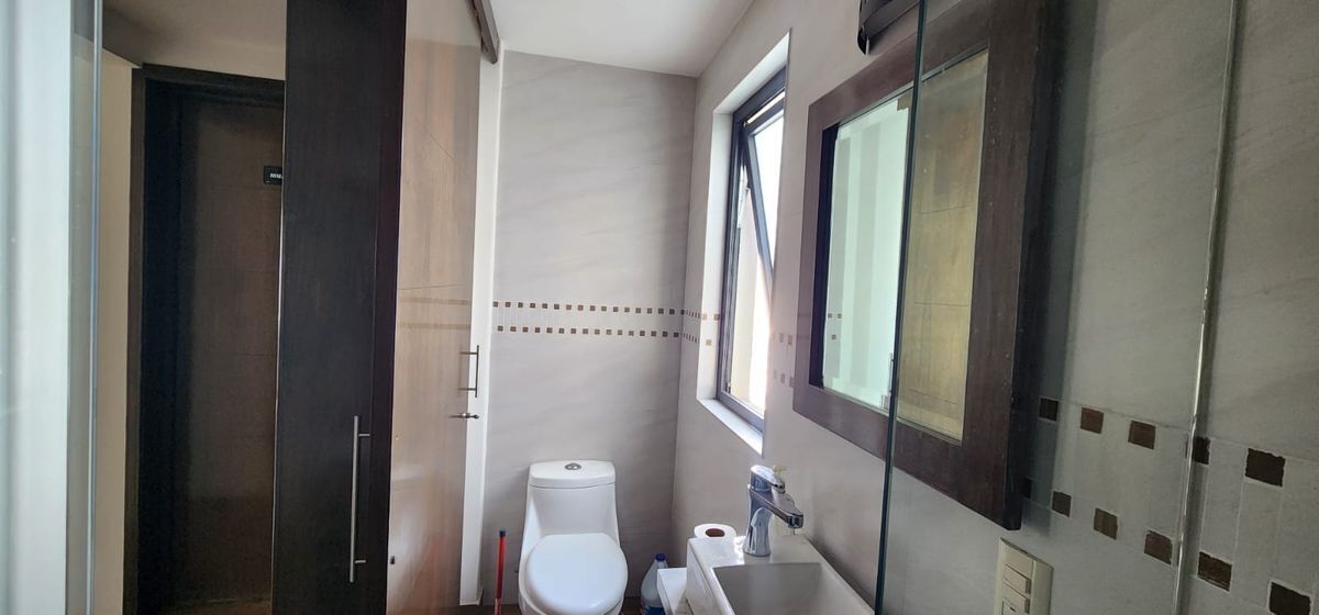 9 of 30: Baño de Recámara principal.