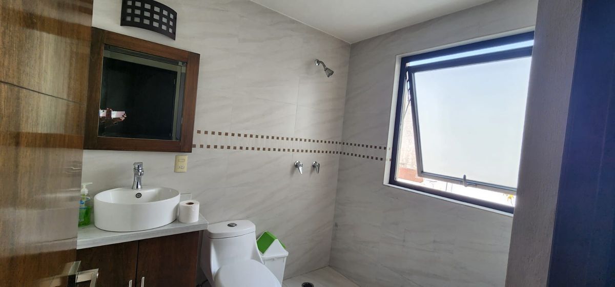 12 of 30: Baño que comparten recámaras secundarias.