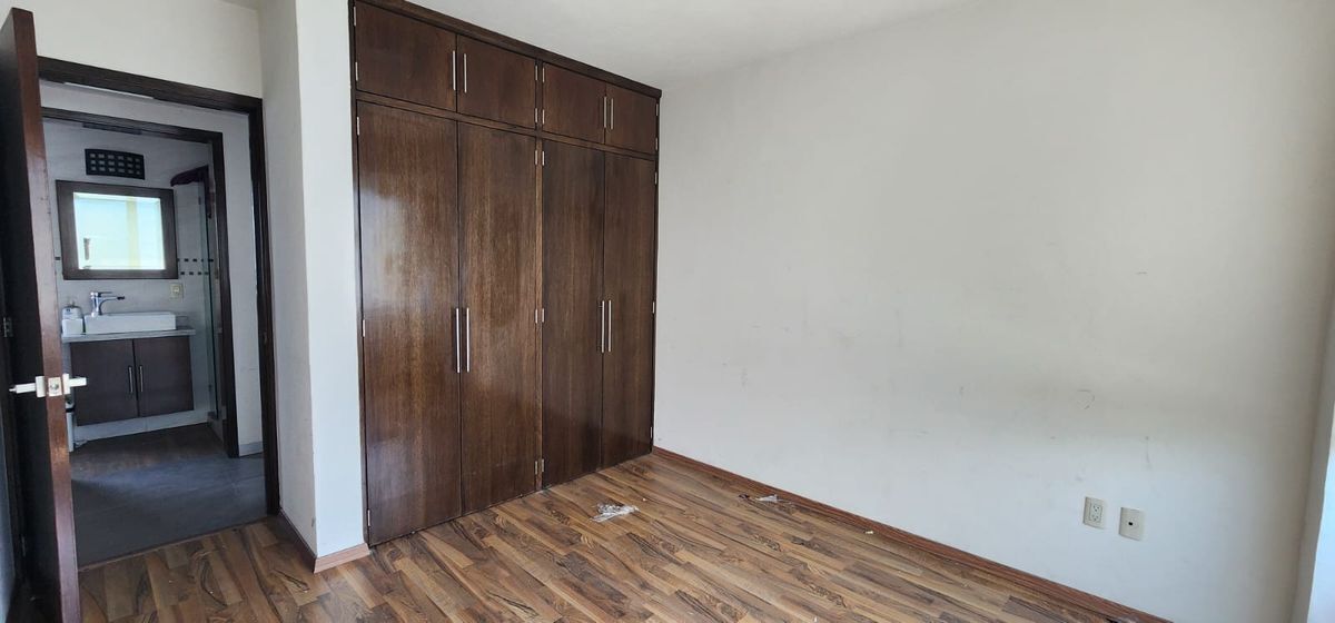 2 of 30: Recámara principal con baño competo