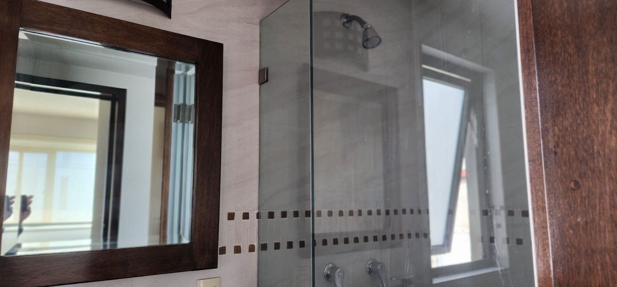 13 of 30: Baño que comparten recámaras secundarias.