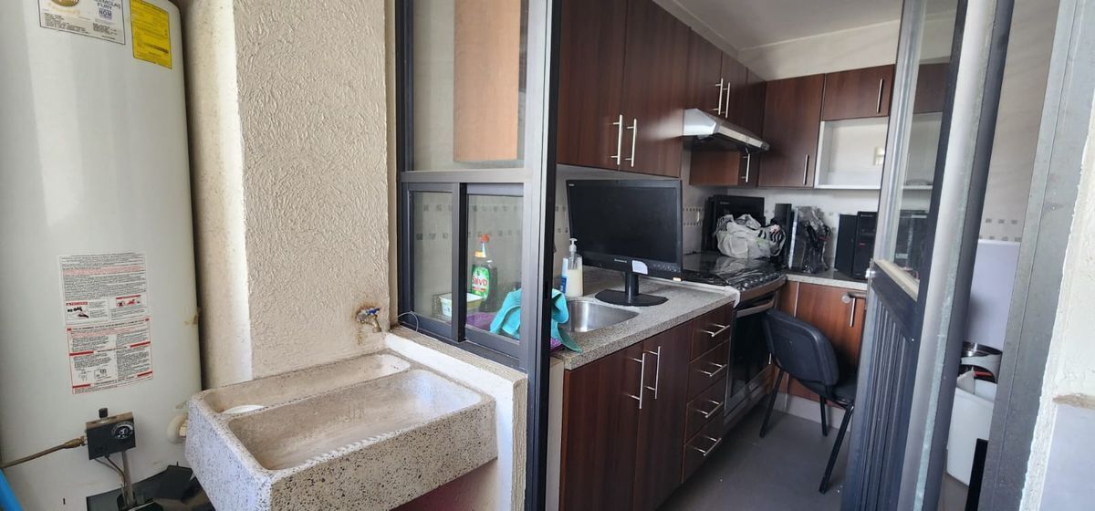 23 of 30: Cocina con cuarto de lavado.