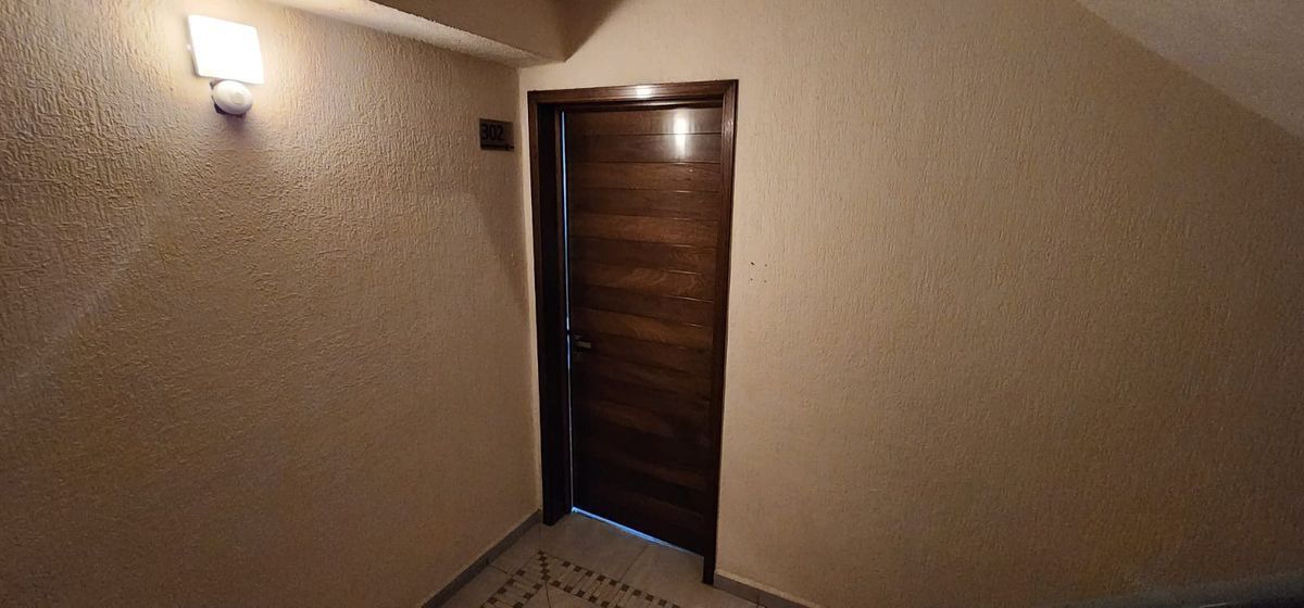 25 of 30: Entrada al departamento