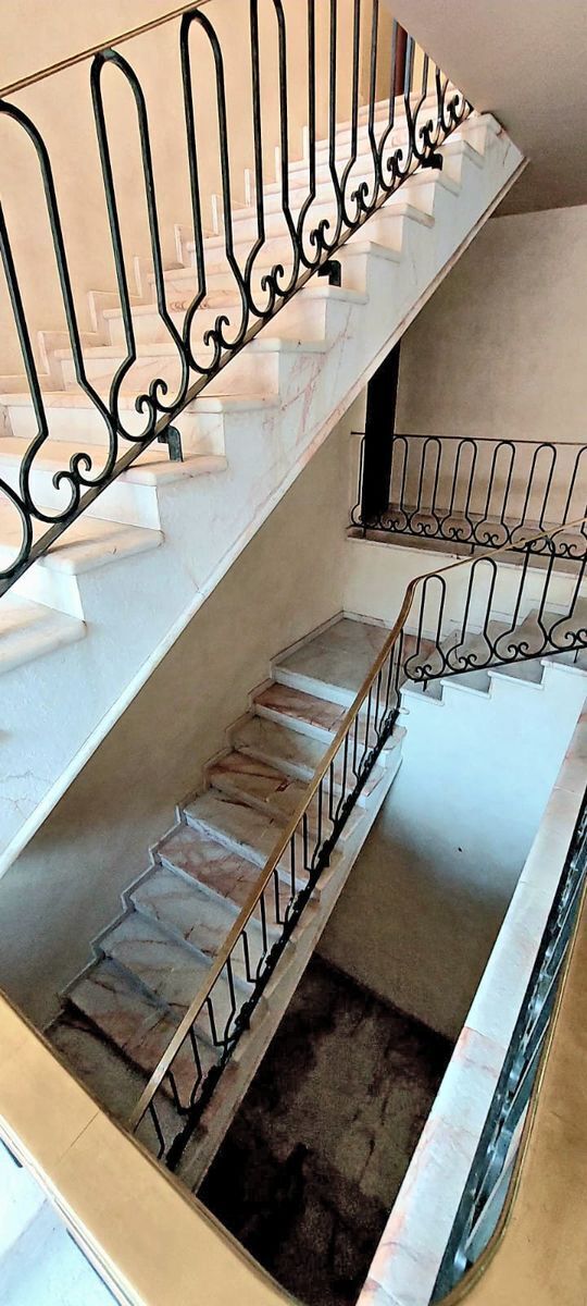 15 de 44: Escaleras con pisos de marmol martelinado