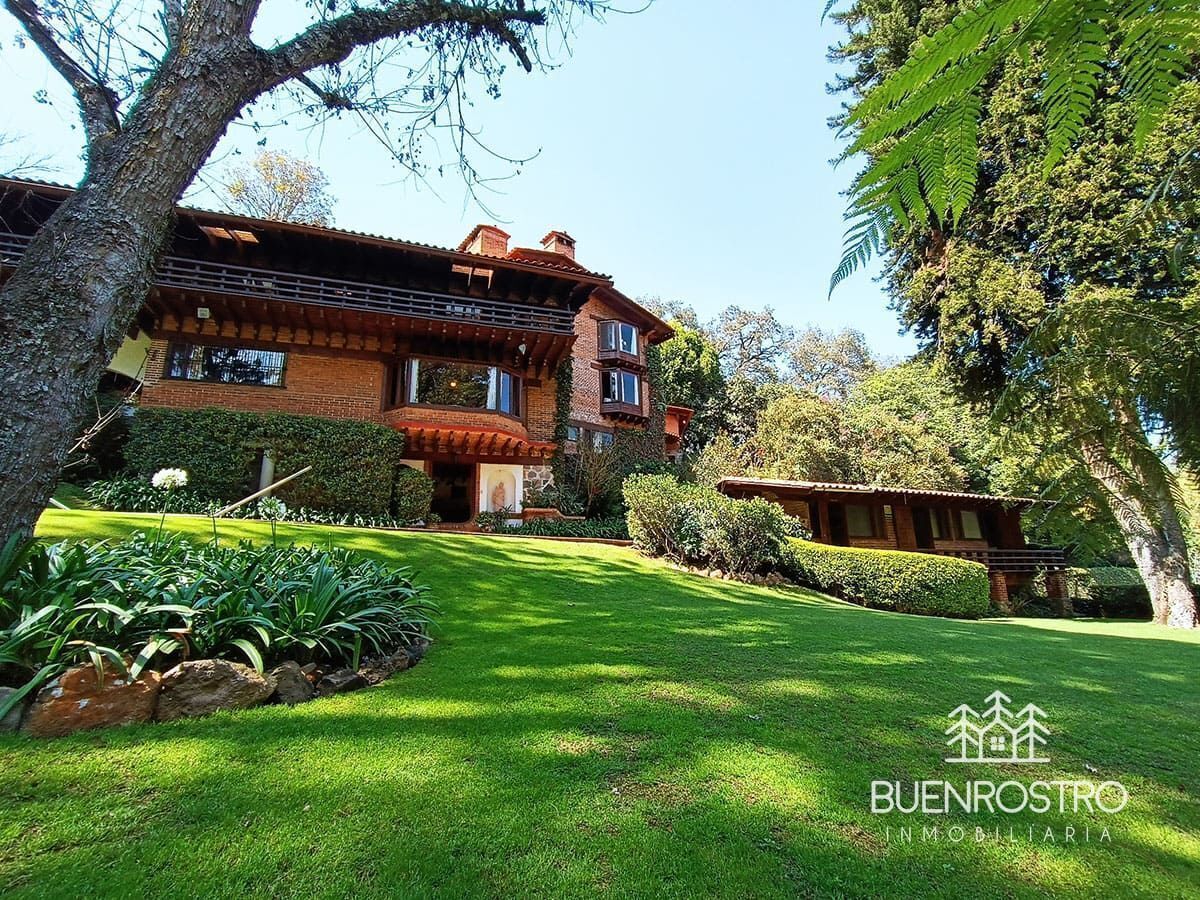 CASA VALLESANA CON JARDÍN GRANDE EN EL CLUB DE GOLF AVÁNDARO.