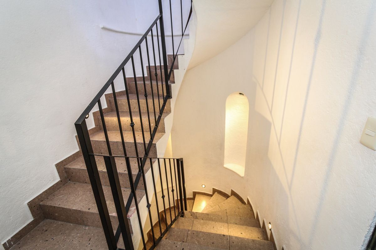 8 of 20: Escaleras con pasamanos/Staircase w/handrail