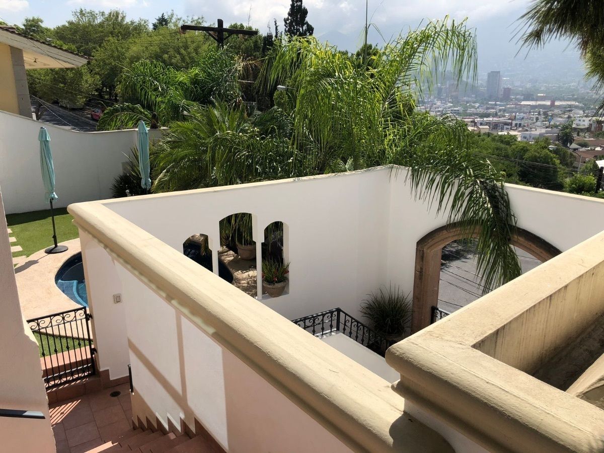 2 de 13: Escaleras principales 