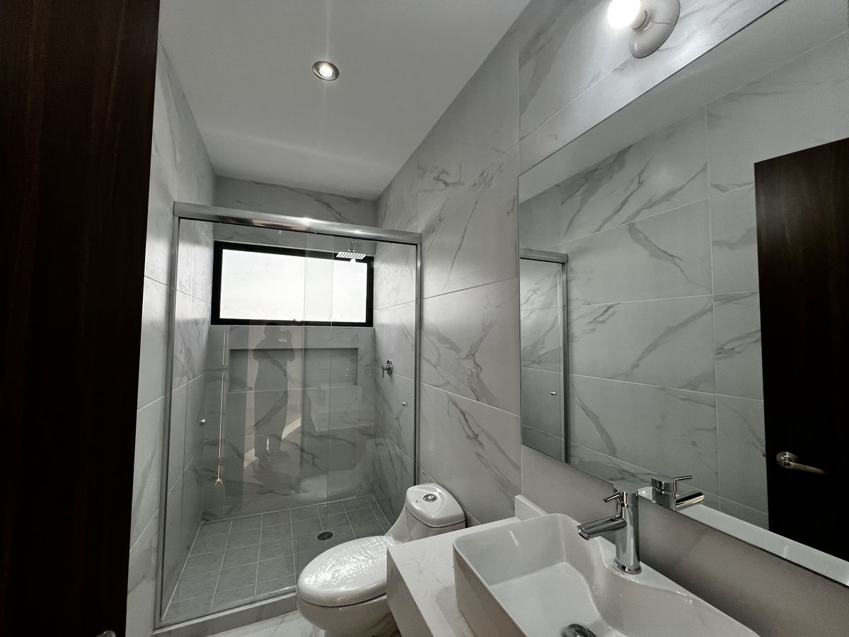 27 de 40: Baño de Rec principal