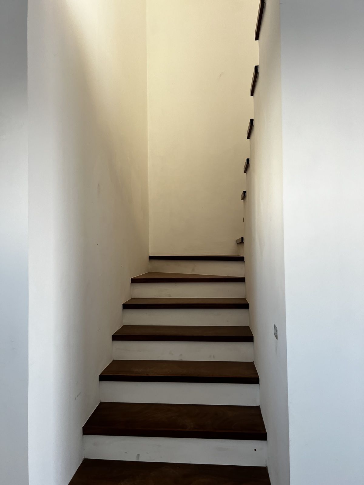 19 de 40: Escaleras hacia segundo piso