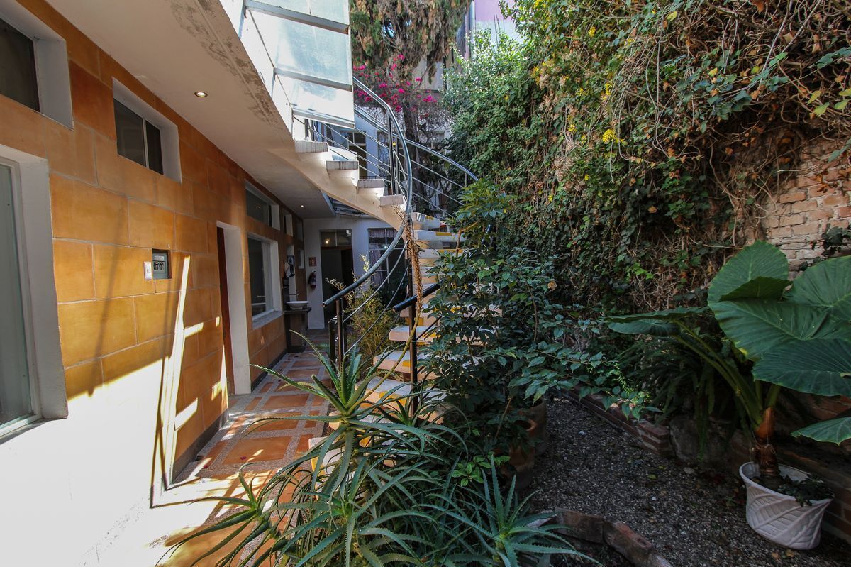 11 of 33: Escalera exterior al 2o piso/Exterior staircase to 2nd level