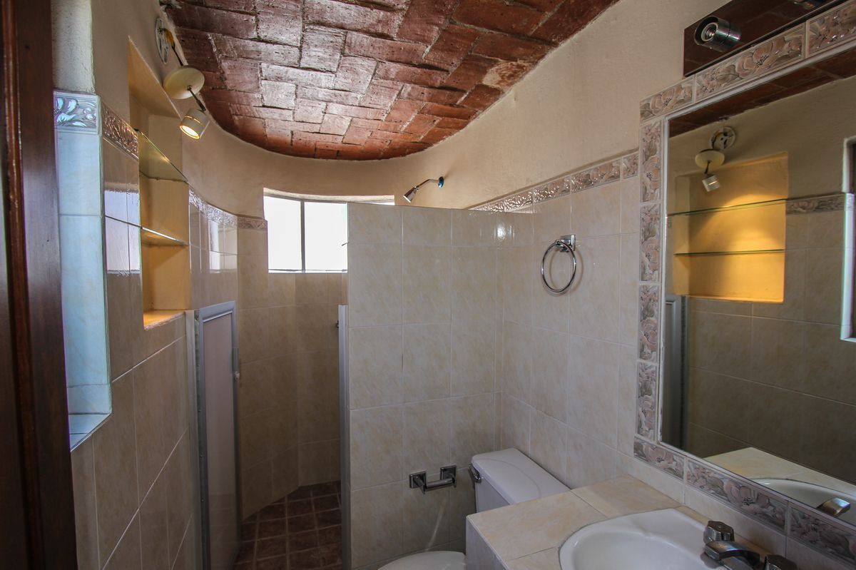 28 of 33: Baño Recámara 6 / Bedroom 6 bathroom
