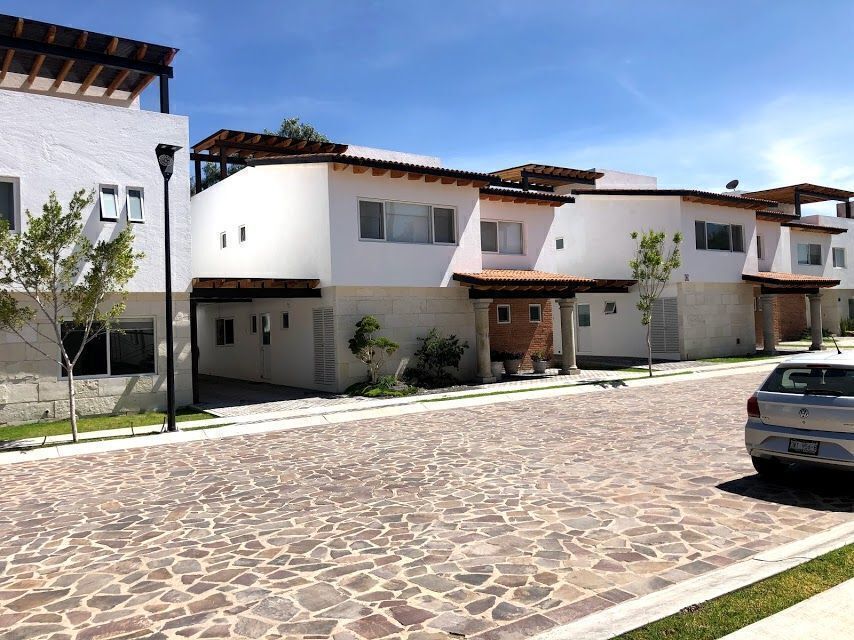 RESIDENCIA EN VENTA EN EL CLUB HIPICO BALVANERA, QUERETARO