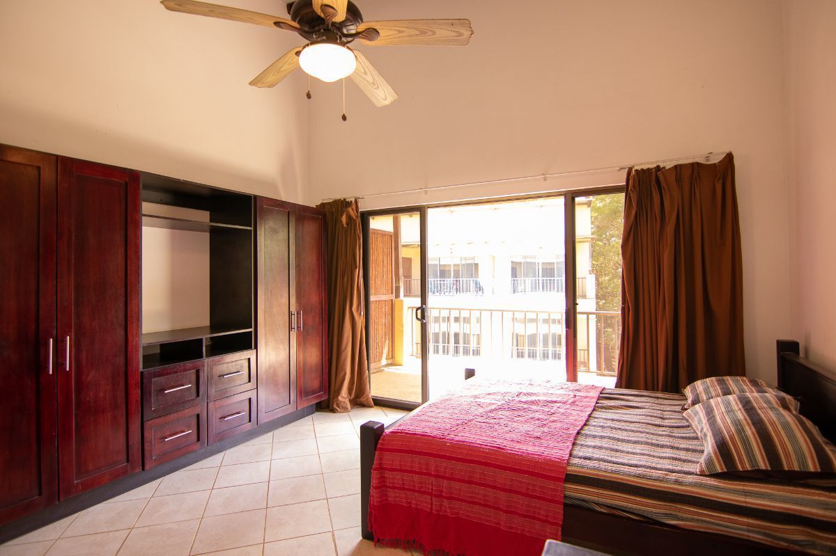 9 de 19: Master bedroom with private balcony