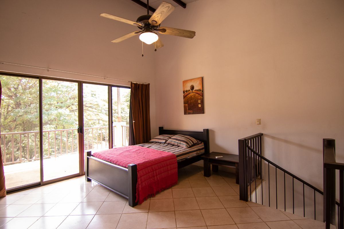 10 de 19: Master bedroom with private balcony