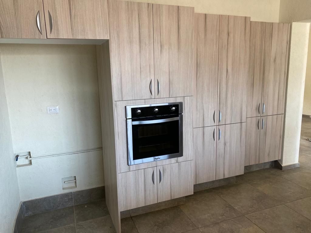 5 de 25: Horno empotrado y espacio de refrigerador