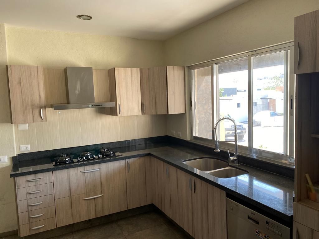 3 de 25: Cocina equipada con barra en granito 