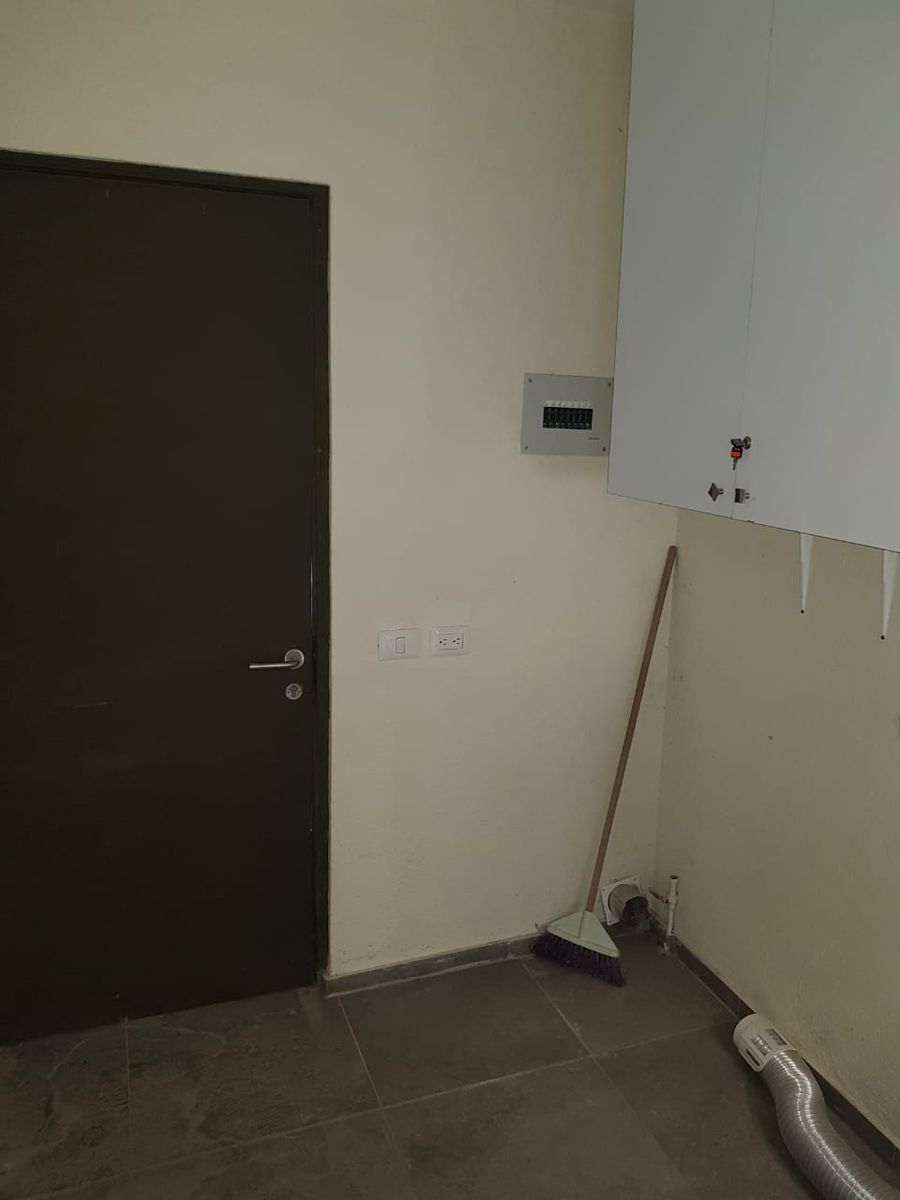 21 de 25: Entrada de pasillo lateral 