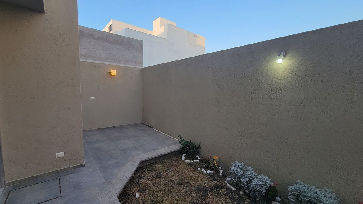 9 de 25: Área en el jardín para mesa y asador 