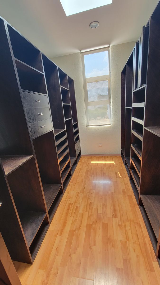 16 de 25: Vestidor habitación principal