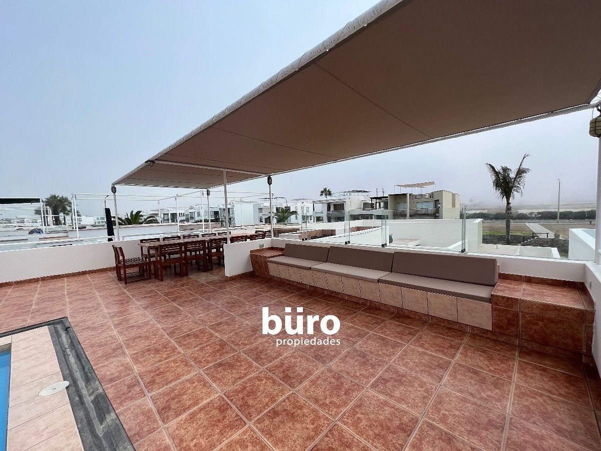 3 de 27: Amplia terraza con asientos y piscina